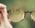 Une image illustrant la transparence avec des lunettes montrant clairement de la végétation sur un fond vert flou