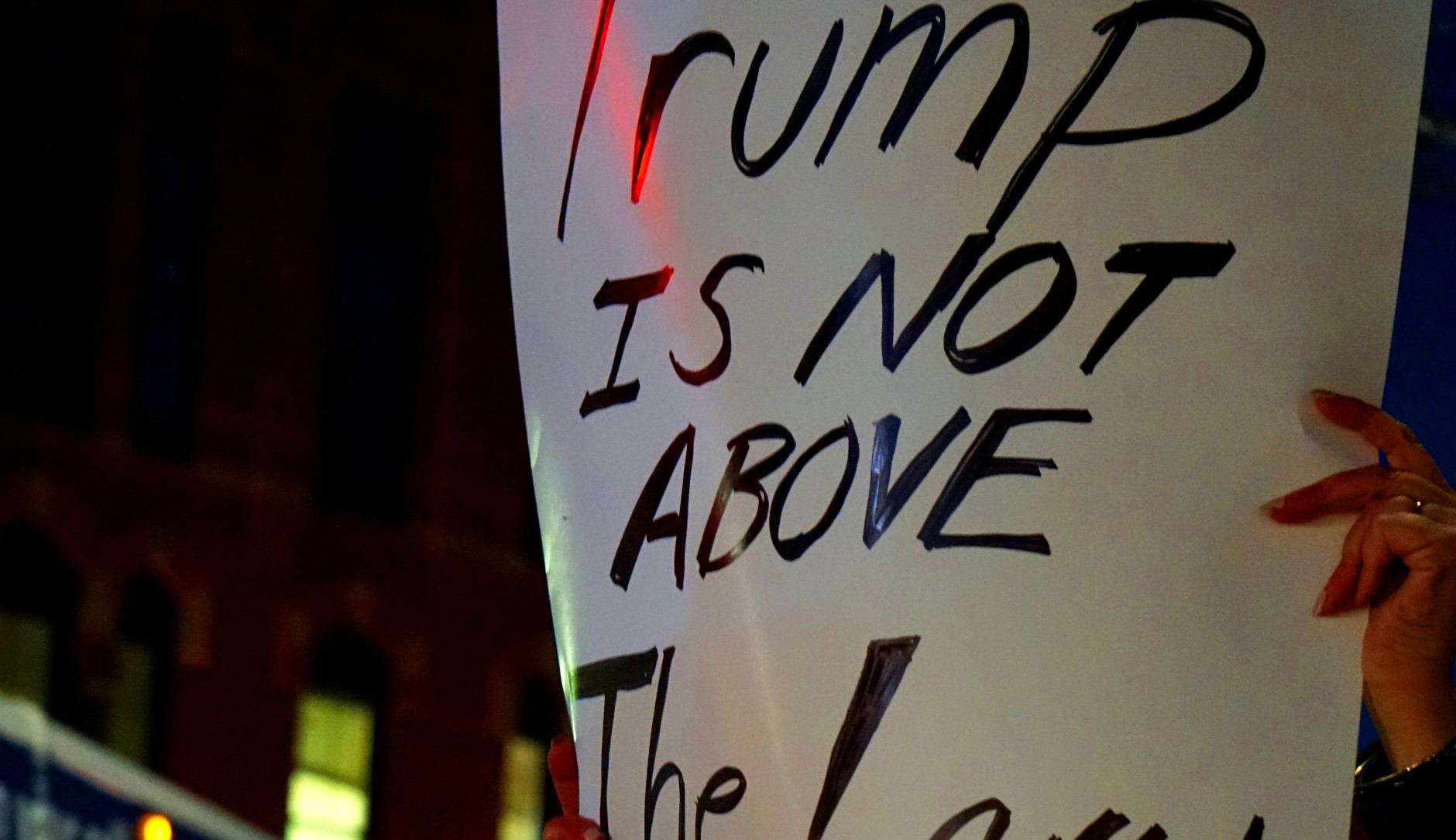 La pancarte indique « Trump n'est pas au-dessus des lois ! »