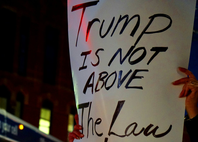 La pancarte indique « Trump n'est pas au-dessus des lois ! »