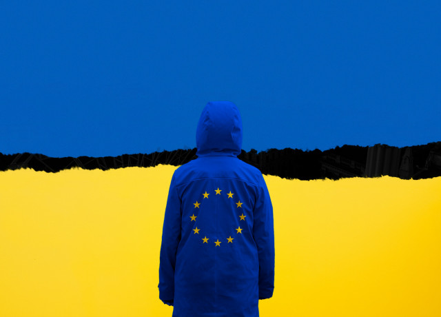 Personnage vêtu d'une anorak européen devant un drapeau ukrainien déchiré