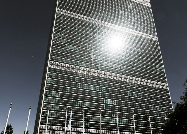 un building in new york bâtiment de l'onu à new york en noir et blanc avec le reflet du soleil black and white with sun reflection