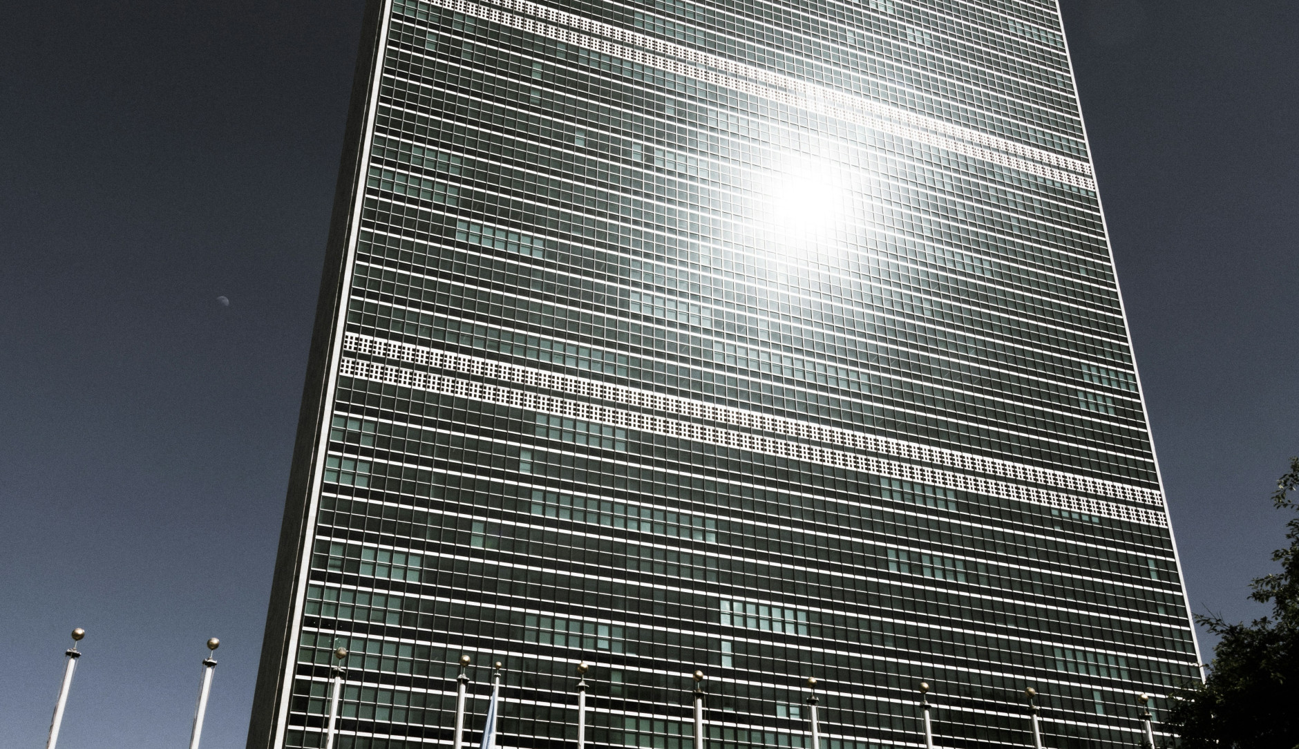 un building in new york bâtiment de l'onu à new york en noir et blanc avec le reflet du soleil black and white with sun reflection