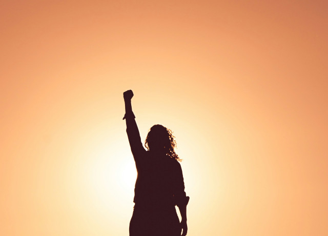 profil de femme contre le soleil avec un coup de poing