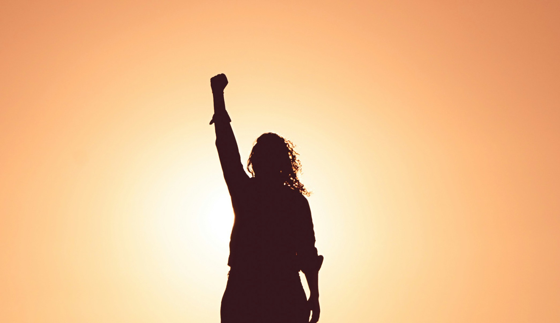 profil de femme contre le soleil avec un coup de poing