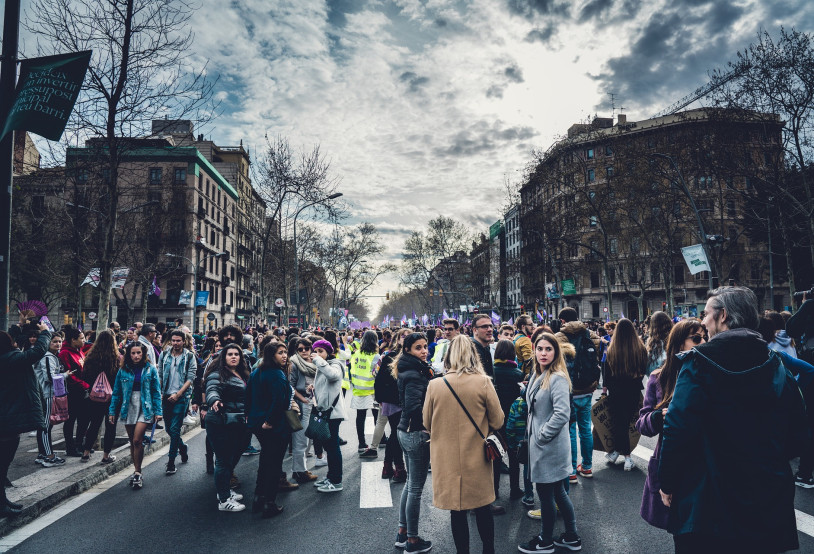 Des femmes défilent dans une rue de la ville