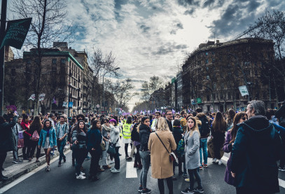 Des femmes défilent dans une rue de la ville