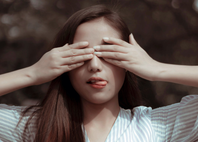 Une fille avec les yeux couverts