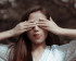 Une fille avec les yeux couverts