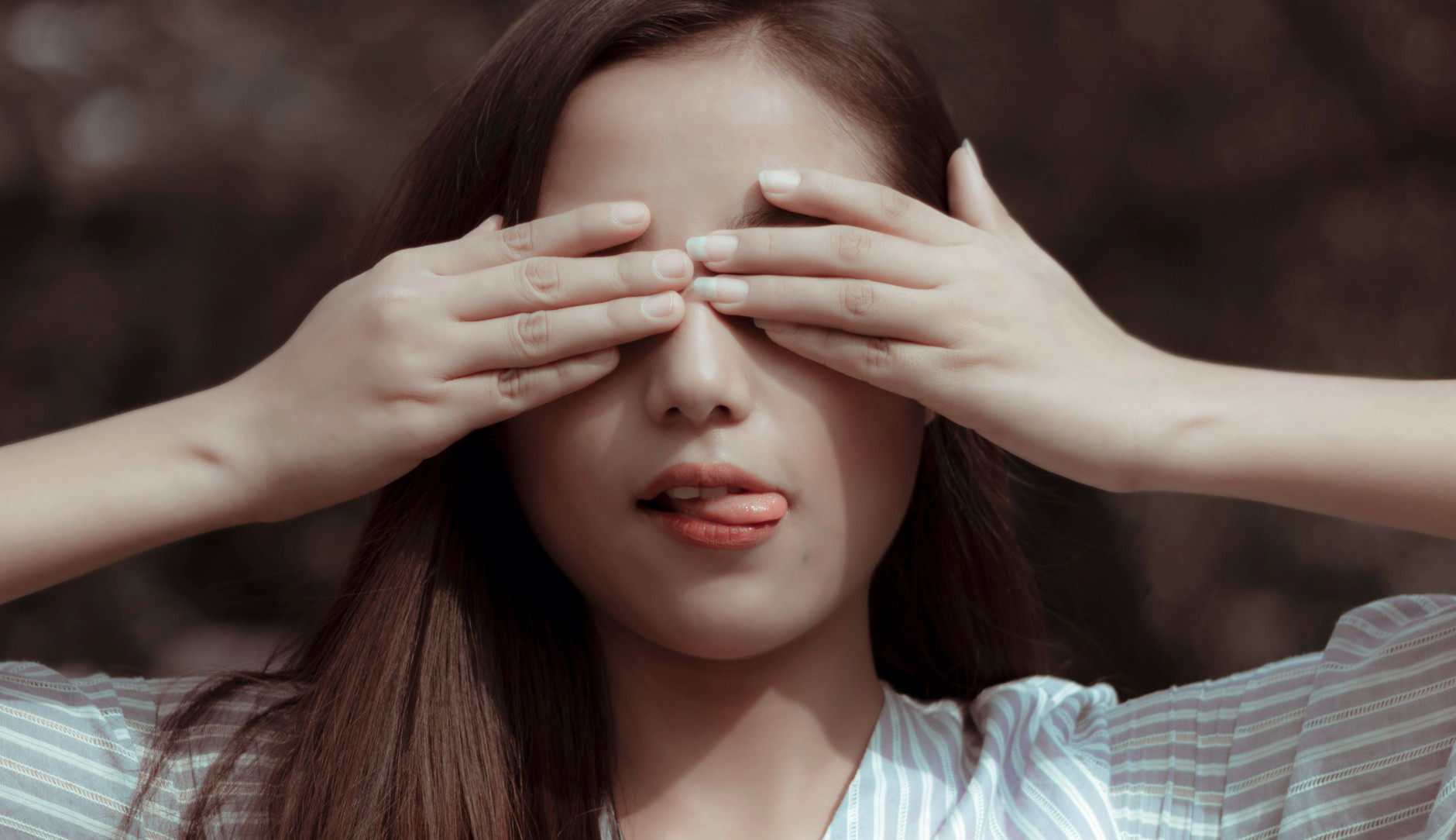 Une fille avec les yeux couverts