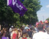 Drapeau de Volt et drapeau européen brandis par des activistes