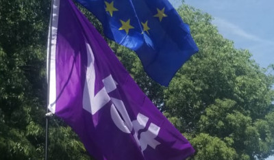 Drapeau de Volt et drapeau européen brandis par des activistes