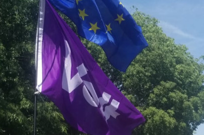 Drapeau de Volt et drapeau européen brandis par des activistes