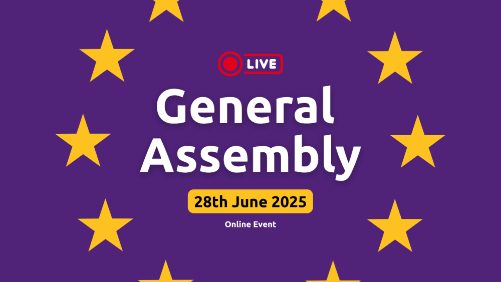 Des étoiles européennes sur fond violet derrière les mots « Assemblée générale » en anglais.