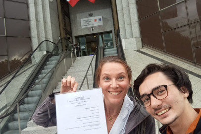 Anne et lucas devant la prefecture enregistrement candidature