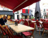 terrasse de café sièges roses un client assis