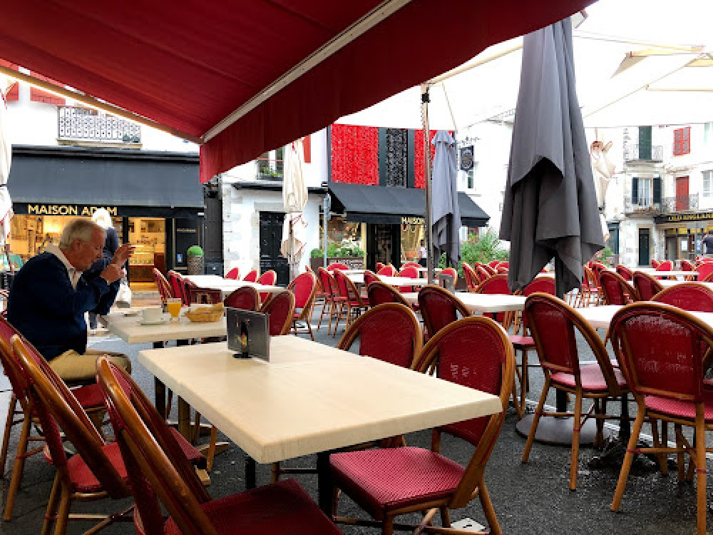 terrasse de café sièges roses un client assis