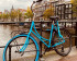 Vélo bleu sur un canal hollandais