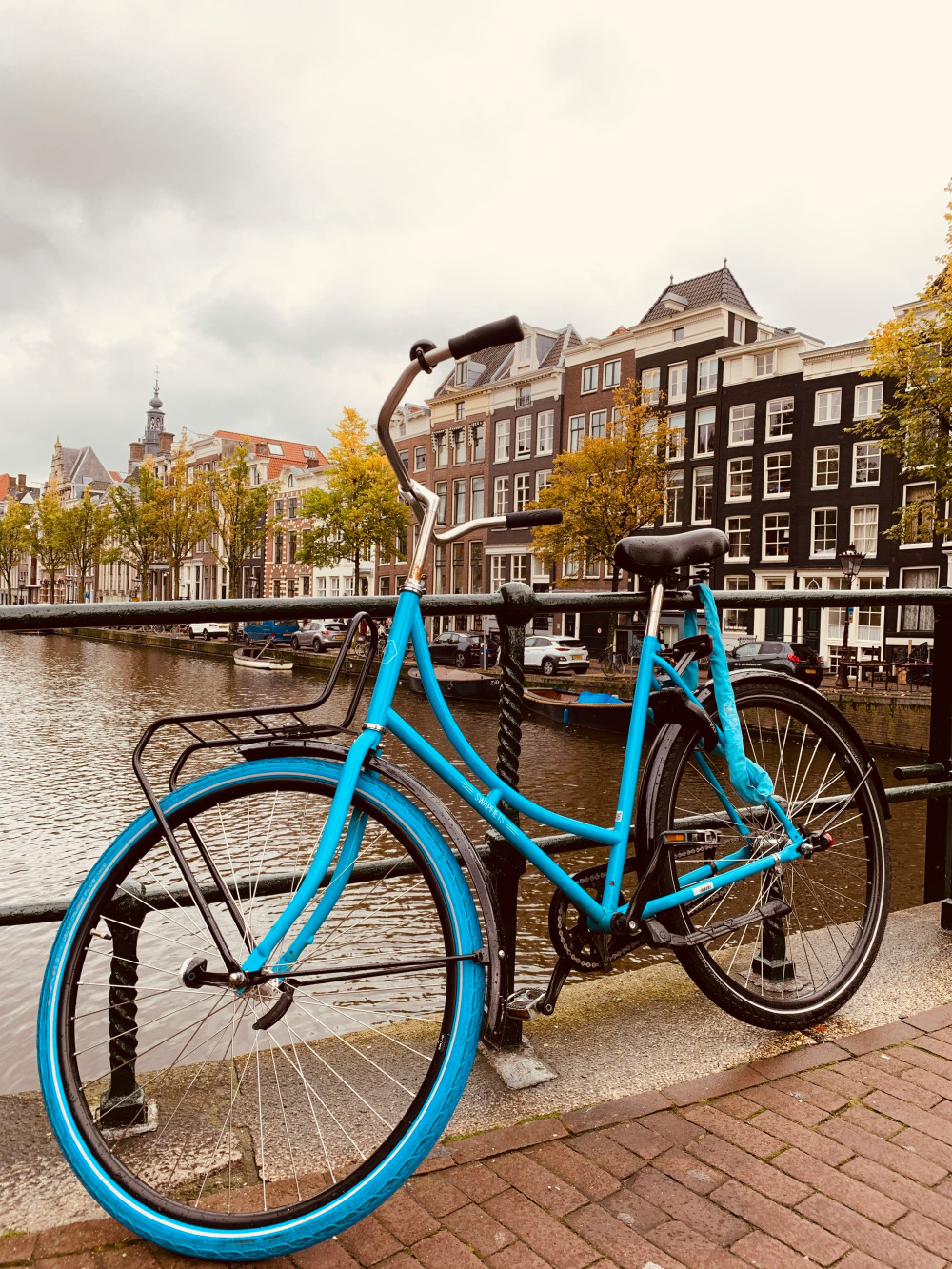 Vélo bleu sur un canal hollandais