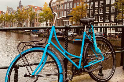 Vélo bleu sur un canal hollandais