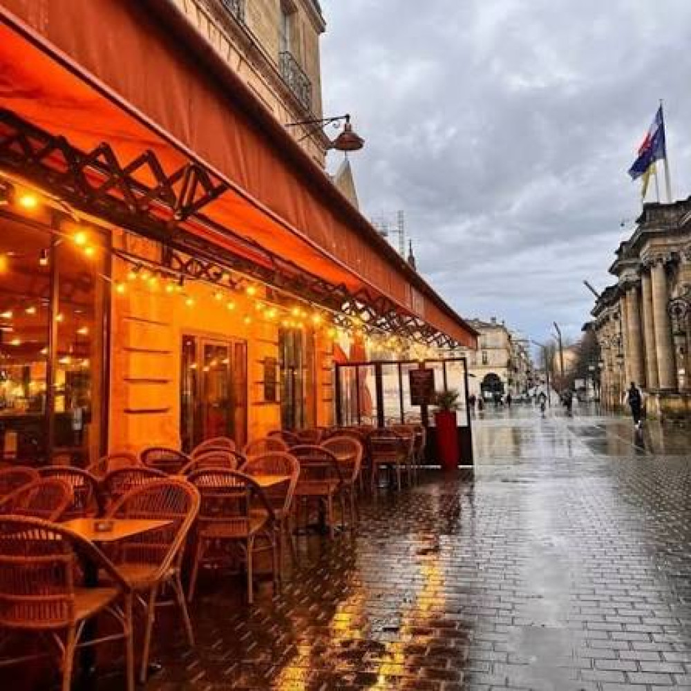 cafe  rohan bdx rue mouillée lumieres orange