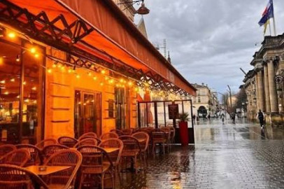 cafe  rohan bdx rue mouillée lumieres orange