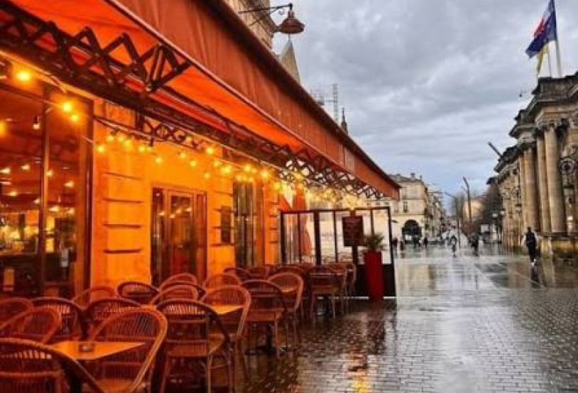 cafe  rohan bdx rue mouillée lumieres orange