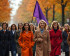 Femmes marchant avec un drapeau violet