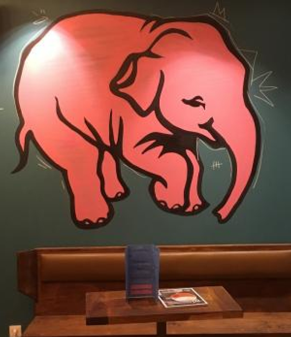 un éléphant rose sur fond vert