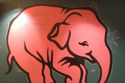 un éléphant rose sur fond vert