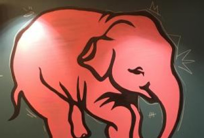 un éléphant rose sur fond vert