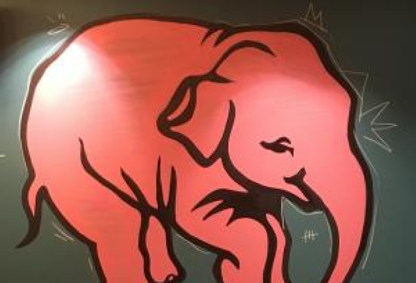 un éléphant rose sur fond vert