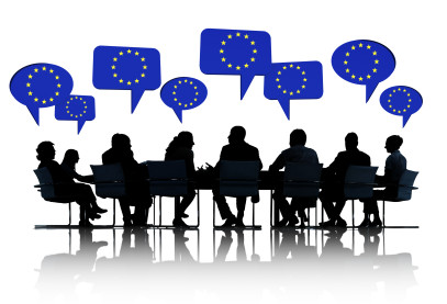 personnes assises autour d'une tables , bulles drapeau européen