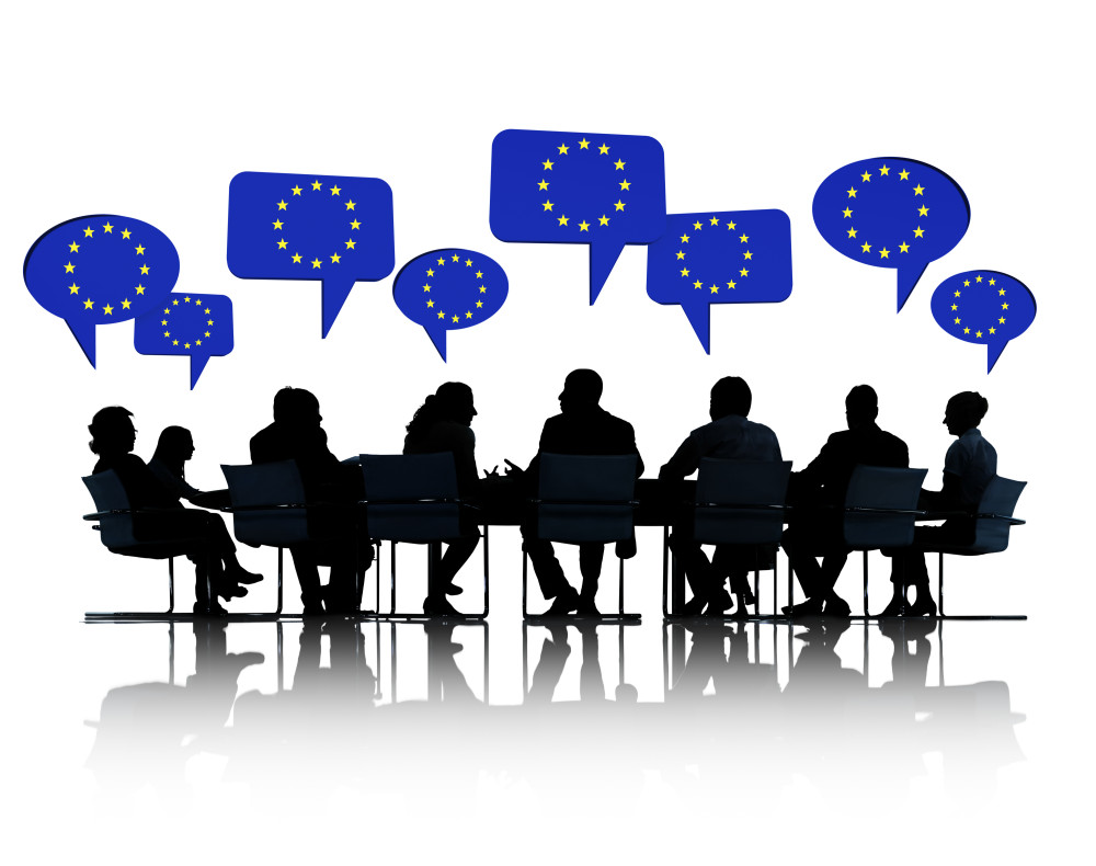 personnes assises autour d'une tables , bulles drapeau européen