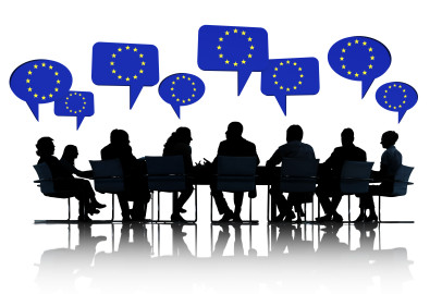 personnes assises autour d'une tables , bulles drapeau européen