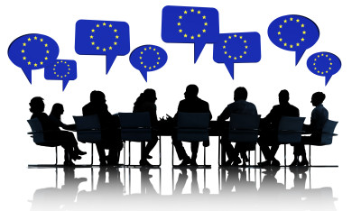 personnes assises autour d'une tables , bulles drapeau européen