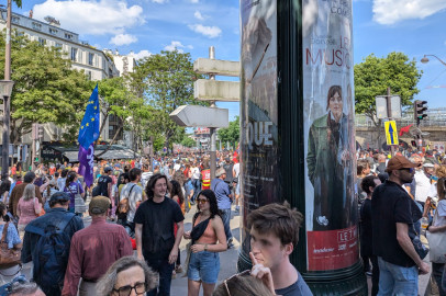 Drapeaux de Volt et drapeaux européens brandis par des activistes