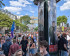 Drapeaux de Volt et drapeaux européens brandis par des activistes