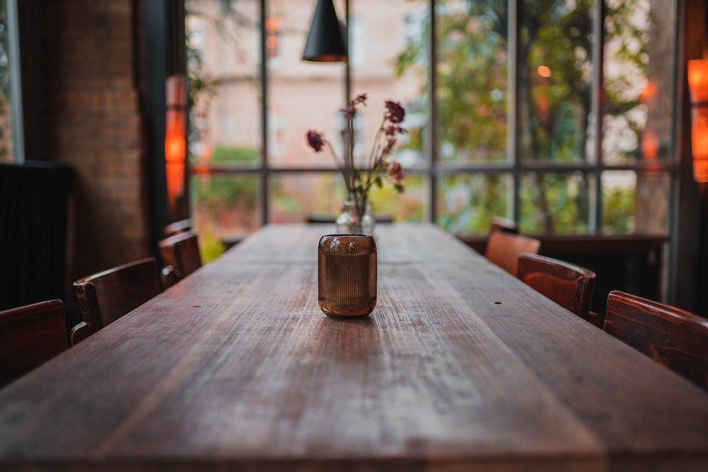 Une table devant la fenêtre chez Hadley's à Hambourg