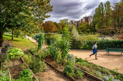 personne courant dans les jardins du Luxembourg