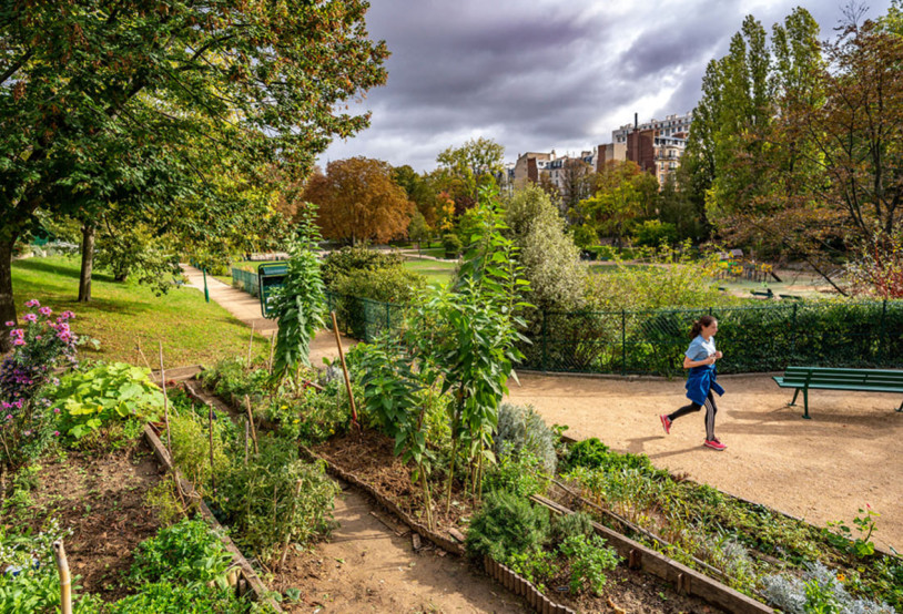 personne courant dans les jardins du Luxembourg