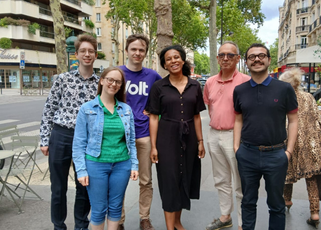 Quatre hommes et une femme souriants entourant la députée Nela Riehl