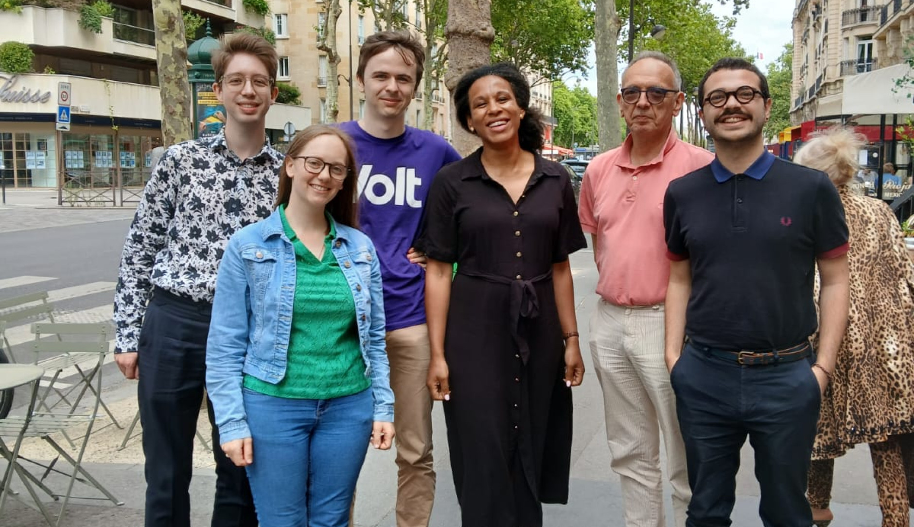 Quatre hommes et une femme souriants entourant la députée Nela Riehl