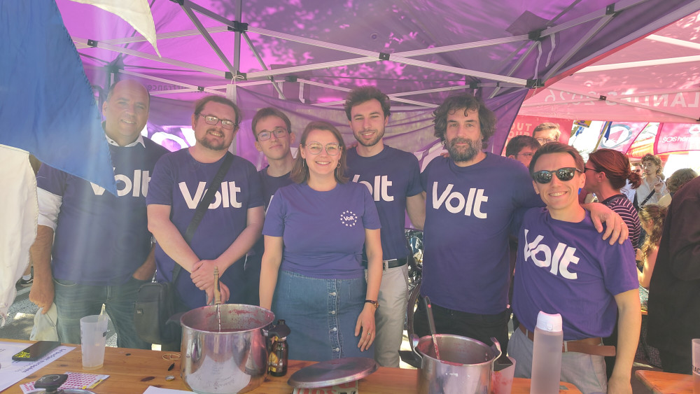 groupe de volteurs souriants