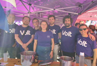 groupe de volteurs souriants