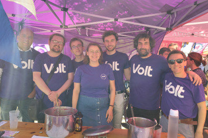 groupe de volteurs souriants