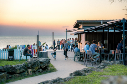 Café en bord de mer au coucher du soleil