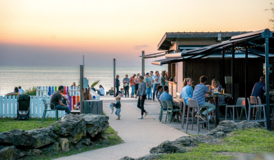Café en bord de mer au coucher du soleil