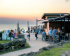 Café en bord de mer au coucher du soleil