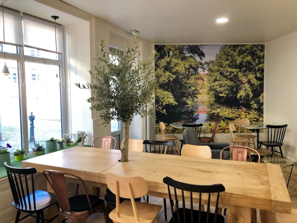 une table dans un café à Muhlouse
