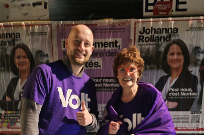 Adrien et Christine devant panneaux d'affichage